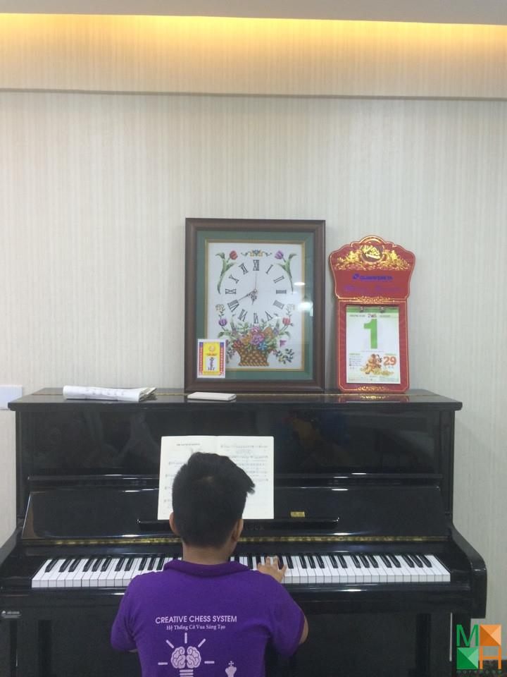 thi-cong-giay-dan-tuong-phong-khach (1)